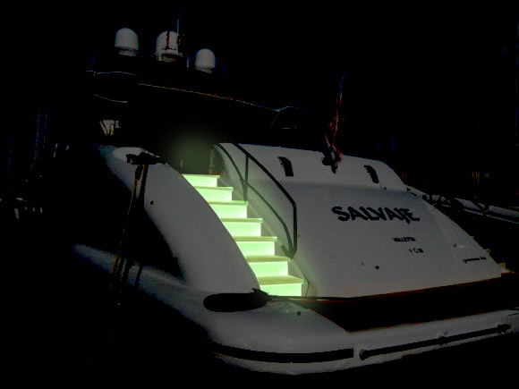 Окрашивание яхт и катеров светящейся краской