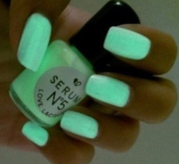 Светящийся в темноте лак для ногтей