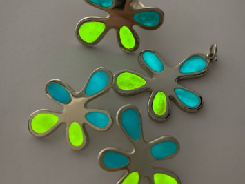 Silver jewelry that glows in the dark Silver jewelry that glows in the dark